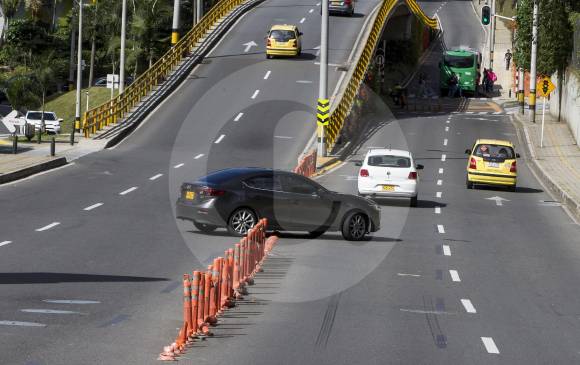 Muchos conductores imprudentes se atraviesan dos carriles para pasar a la vía paralela de la transversal Superior. FOTO jaime pérez