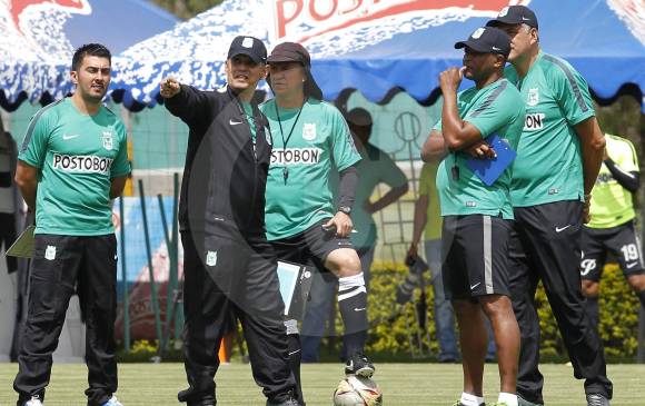 El técnico vallecacuano Reinaldo Rueda estará pendiente de los movimientos verdes durante su incapacidad. FOTO Jaime Pérez