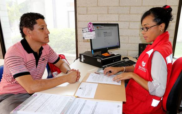 Juan Carlos Echeverri es uno de los beneficiarios de la tarjeta Cívica, luego de registrarse con Diana Patricia Restrepo, de la Oficina Pública de Empleo, en el Parque Biblioteca Belén. FOTO julio c. herrera