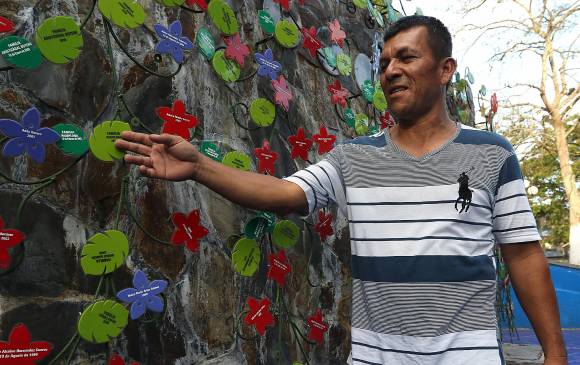 1. Luis F. Pamplona en el mural de las víctimas de San Carlos. 2. La música ayudó a Jhon Ferney a superar su accidente. 3. Avanza desminado en Granada.