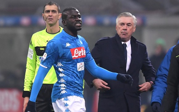 Kalidou Koulibaly, jugador de Nápoles, fue el centro de los insultos racistas de la hinchada del Inter. FOTO REUTERS