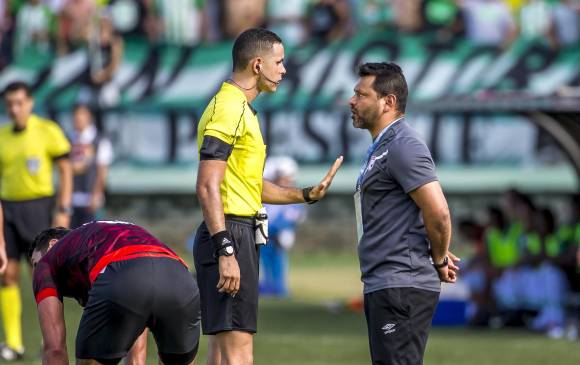 Capacitarse y actualizarse en reglamentación, tarea de técnicos y jugadores tras los cambios Fifa. FOTO colprensa 