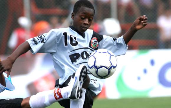 Cuando hizo parte del equipo Franzea, en el Ponyfútbol, lo apodaban el Diablito Negro por su gambeta.