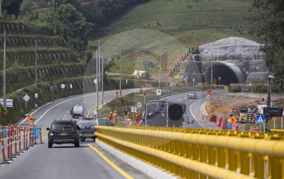 Invías había anunciado que este mes inauguraría obras en doble calzada Primavera-Peaje, tramo que hará parte de Pacífico 1. Se trata de una doble calzada de 4 km, 6 viaductos, 2 túneles, entre otras. La inversión sumó $202.000 millones. FOTO edwin bustamante