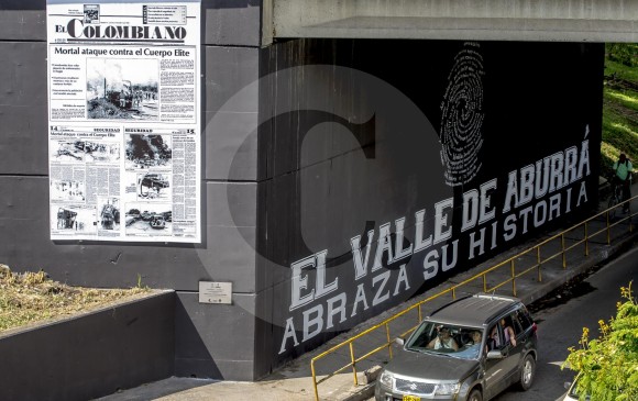 En los bajos del puente Simón Bolívar (antiguo Pandequeso) se instaló una placa, que fue develada ayer por autoridades de Medellín, Itagüí y de la Policía Metropolitana. FOTO juan antonio sánchez
