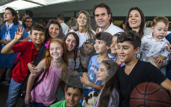 Con los niños, el alcalde Federcio Gutiérrez, la Primera Dama, Margarita Gómez y la directora de Buen Comienzo, Camila Gaviria, en el lanzamiento del Festival Buen Comienzo. FOTO Jaime Pérez