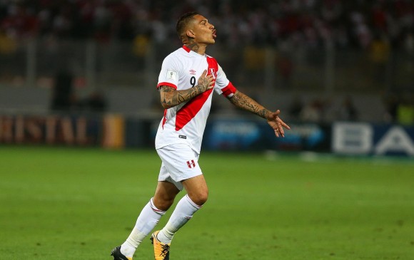 La Fifa suspendió por un año al jugador peruano Paolo Guerrero. La decisión lo dejaría sin opciones de jugar el Mundial de Rusia. FOTO EFE