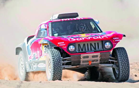 El español Carlos Sainz, quien se impuso ayer en la etapa 3 lidera en autos. Su compatriota Fernando Alonso fue 4° ayer. FOTO EFE