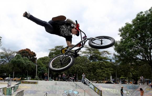 Su vida diaria la pasa sobre una bicicleta. Pistas y parques de skate, son sus preferidos. En estos días no ha podido hacer sus rutinas, porque le robaron su bicicleta. Este fin de semana tiene compromisos en el Tulio Ospina. FOTO jaime pérez 