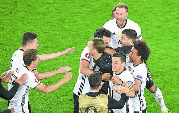 El festejo final de los alemanes, que sufrieron mucho para superar a Italia en los 18 penaltis cobrados. FOTO AFP