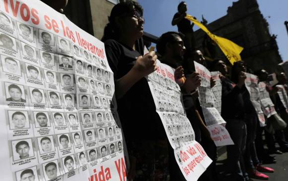 Los manifestantes también protestaron para exigir que aparezcan con vida los 43 estudiantes desaparecidos en Iguala. FOTO REUTERS. 