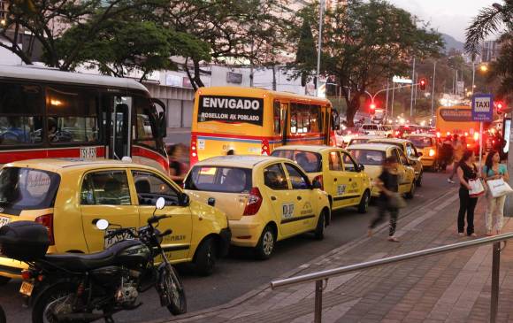 La Secretaría de Movilidad de Medellín insistió en que solo los taxis tradicionales pueden prestar el servicio de transporte individual. FOTO EDWIN BUSTAMANTE