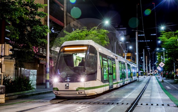Después de seis décadas, un tranvía volvió a recorrer las calles del Centro de Medellín en 2015. FOTO juan antonio sánchez