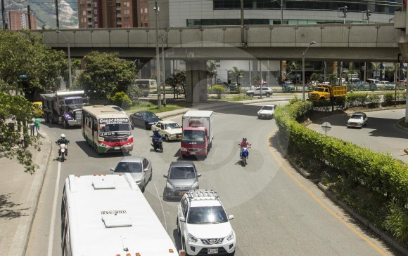 Por la Autopista Norte, a la fecha, está prohibida la circulación de buses en Bello, excepto las rutas integradas del metro. FOTO CAMILO SUÁREZ