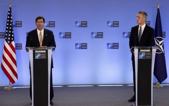 El secretario de Defensa de EE. UU., Mark Esper, y el secretario general de la Otan, Jens Stoltenberg. FOTO EFE