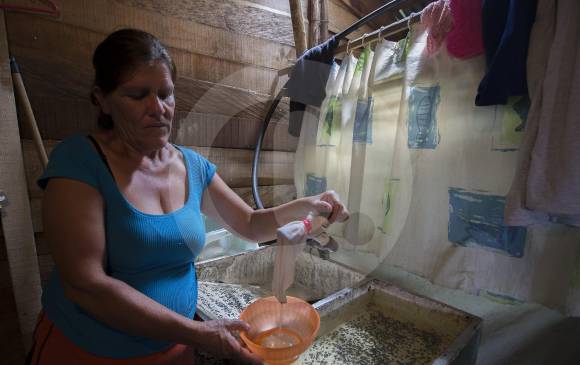 Una de las zonas de Medellín en la que hay más problemática de desconexión y cobertura de servicios públicos es en la comuna Popular 1. Allí el acueducto es precario y los habitantes reciben una cantidad mínima de agua no potable. FOTO Donaldo Zuluaga