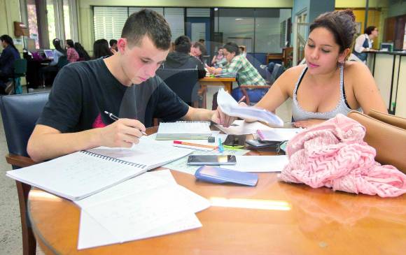 El campo de acción de los egresados es amplio. Empresas, bibliotecas, colegios. Foto Donaldo Zuluaga