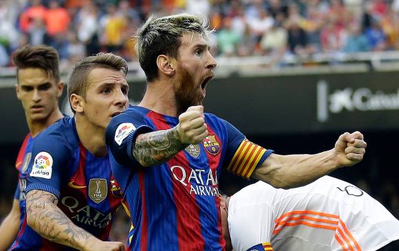 Messi reaccionó ante la hinchada después del botellazo. FOTO AP