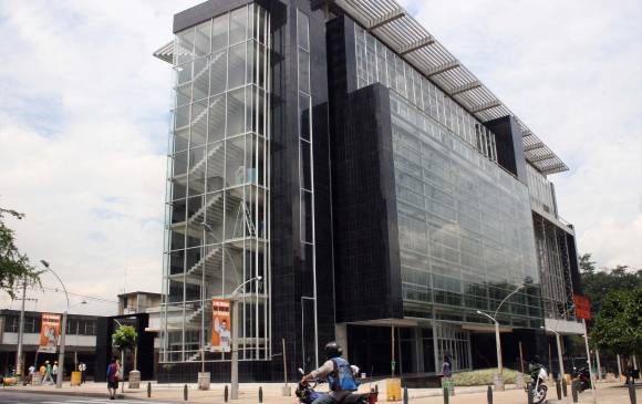 El edificio de Extensión de la U. de A. será uno de los puntos donde se pueden dejar las ayudas para los damnificados. FOTO ARCHIVO