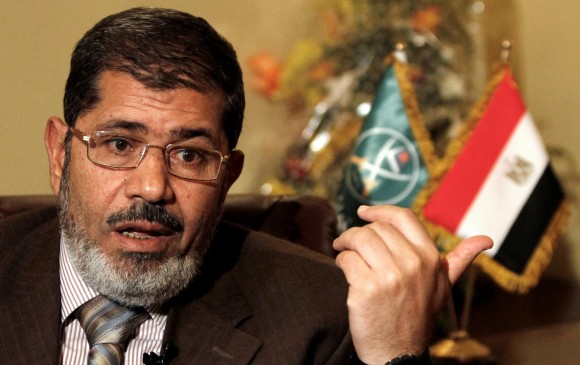 Mohamed Morsi fue electo presidente de Egipto en 2012, pero tras cumplir un año fue destituido por un golpe militar dirigido por Abdelfatah Al Sisi, quien entonces era su ministro de Defensa. Morsi pasó los últimos seis años de su vida encarcelado. FOTO REUTERS