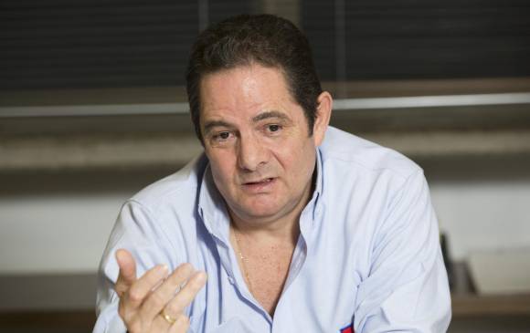 En el año 2003, el entonces senador Germán Vargas Lleras, recibió en su despacho un libro que al abrirlo le estalló. Perdió tres dedos de su mano izquierda. FOTO edwin bustamante 