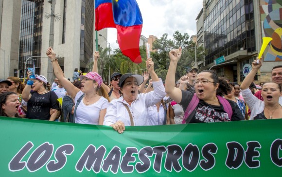 Este sábado se cumplen 24 días del paro. En Medellín, maestros marcharon por el centro de la ciudad. FOTO Juan Antonio Sánchez