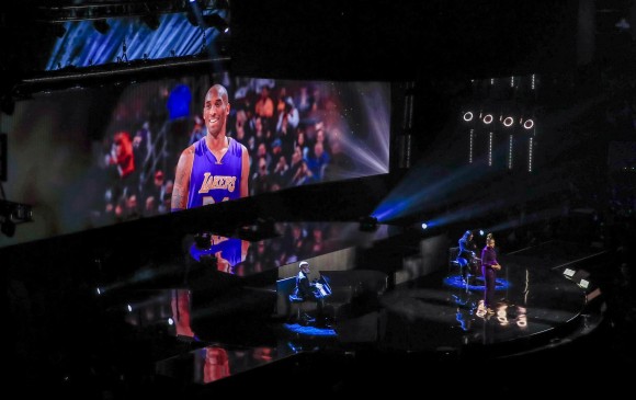 Jennifer Hudson, vestida de morado color del uniforme de los Lakers, interpretó “For All We Know (We May Meet Again)”. FOTO EFE