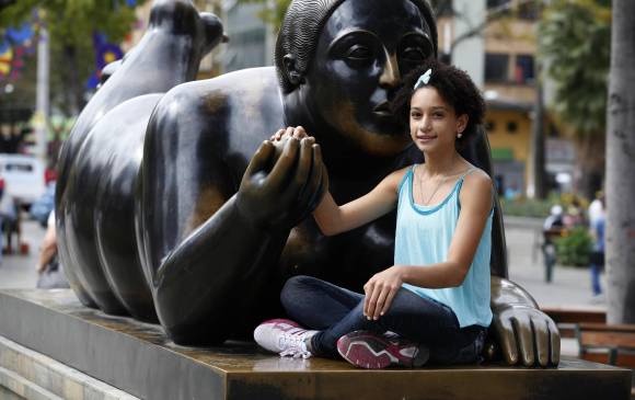 En las esculturas de la Plaza Botero, Emily sorprende con su fragilidad. En las tarimas alza pesos que, a la vista, pareciera la fueran a vencer. FOTO manuel saldarriaga