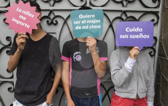 La imagen muestra a tres niños a los que el ICBF ha sacado de las calles y les ha restituido sus derechos, que incluyen estudio y una niñez sana y en sus hogares. FOTO róbinson sáenz