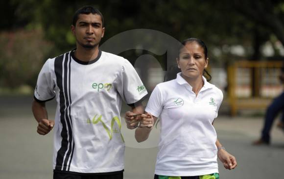Maritza Arango y su guía Jonathan Sánchez, quien la acompaña desde hace cinco años. FOTO Archivo EC- manuel saldarriaga