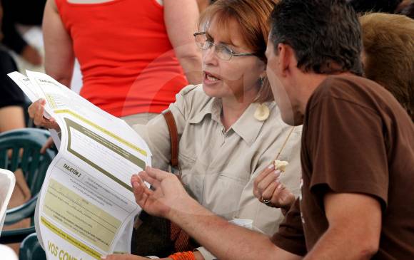 Vecinos dialogan sobre las iniciativas que consideran más importantes para destinar recursos en su barrio, en el sistema vigente de presupuesto participativo. FOTO jaime pérez
