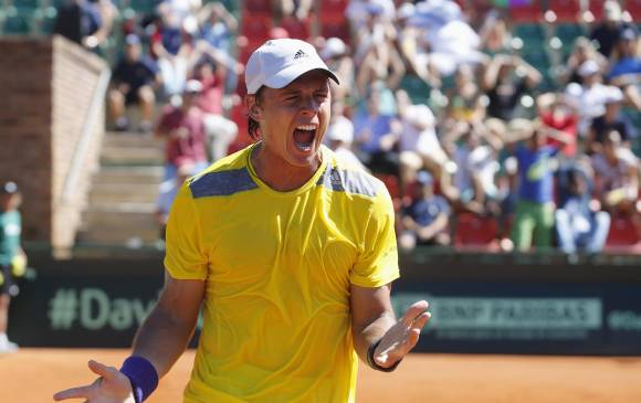 Alejandro González -Grupo Argos- abrió la senda del triunfo del tenis colombiano en la Copa Davis. Un triunfo inolvidable sobre un top-30 como Pablo Cuevas. FOTO Reuters
