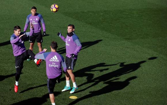 Muestras de felicidad y compañerismo en el Real Madrid, motivado para el derbi liguero de hoy. FOTO reuters