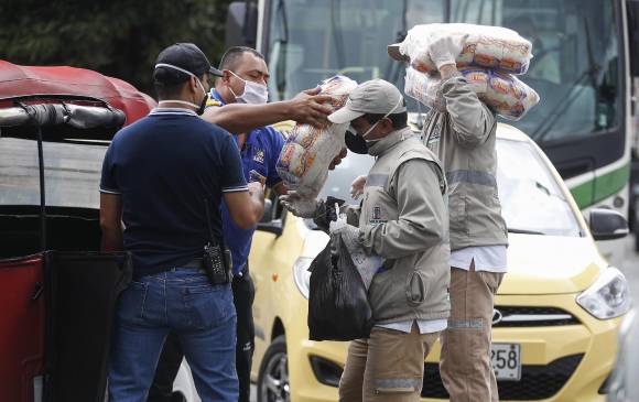 La alcaldía ha hecho caravanas para entregar los alimentos. En las fotos de abajo Javier Ramírez, director del Banco de Alimentos, y Pedronel Giraldo, director Fundación Saciar. FOTOS edwin bustamante