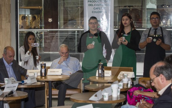 En la rendición de cuentas de la alianza entre Usaid y Starbucks, baristas locales dirigieron una cata con cafés especiales de Antioquia y que distribuye la multinacional en el mundo. FOTO Julio Herrera