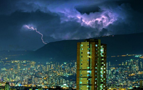 Medellín es la ciudad que más rayos tiene por kilómetro cuadrado en el país. FOTO juan a. sánchez
