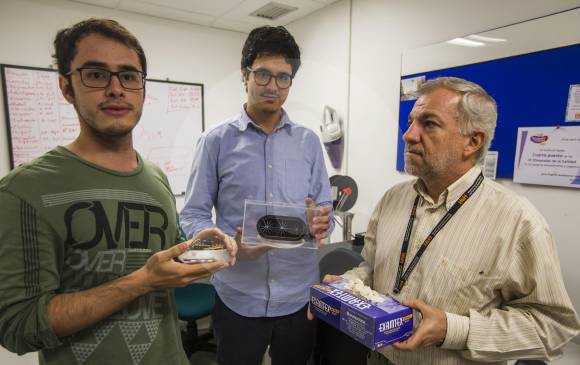 Los ingenieros Diego Cárdenas y Sebastián Torres (izquierda) y el médico Álvaro Quintero con los dispositivos de guantes. FOTO Julio C. Herrera