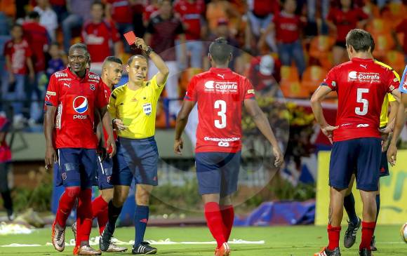Por protestar, cuando el partido había terminado, Andrés Mosquera vio la roja y no puede jugar con DIM. FOTO juan antonio sánchez 