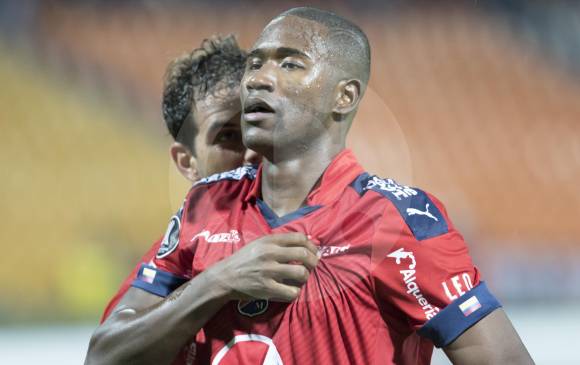 La salida del zaguero Andrés Mosquera deja otro hueco que le tocará tapar al técnico Juan José Peláez. FOTO robinson sáenz