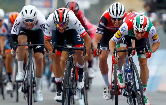 Gaviria (izq.) suma con la de ayer su cuarta victoria en la temporada; Viviani acumula también esa cifra. FOTO AFP
