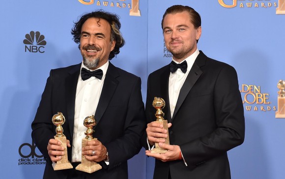 Alejandro González Iñárritu posa con Leonardo DiCaprio y los galardones para El Renacido. FOTO AP
