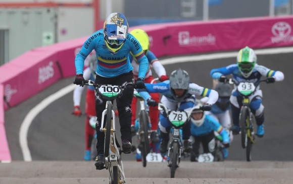 La colombiana ganó sin inconvenientes la final del racing BMX en Lima. Dominó de principio a fin, para quedarse con la medalla de oro. FOTO efe