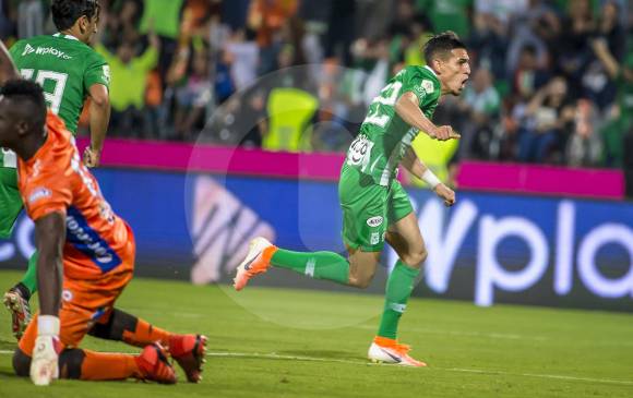 Daniel Muñoz y el festejo de su primer gol en torneos oficiales con Nacional. Lo compartió con los hinchas. FOTO Juan a. Sánchez 