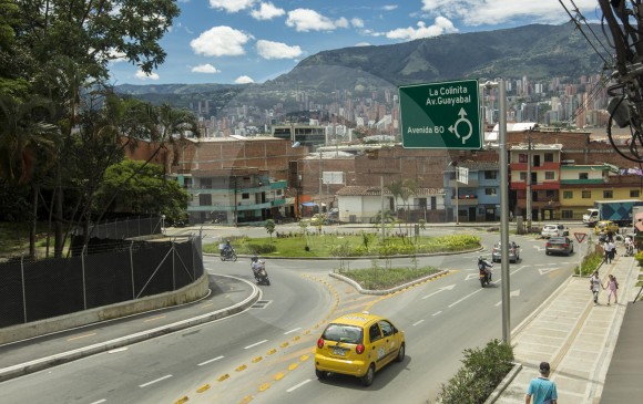 Esta glorieta, construida sobre una franja de terreno que pertenecía al cementerio Campos de Paz, mejoró el flujo vehicular que va por la calle 9 Sur y la carrera 43. FOTO Camilo Suárez