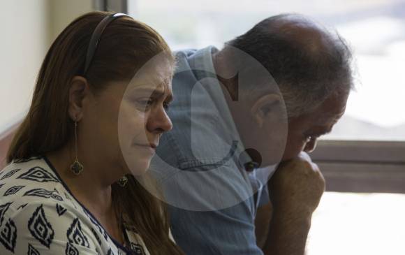 Gloria Molina y Carlos Cantor, madre y padre de Juan Esteban, revivieron la angustia por la muerte de su hijo en el colapso del Space, ayer en la audiencia judicial. FOTO Manuel Saldarriaga