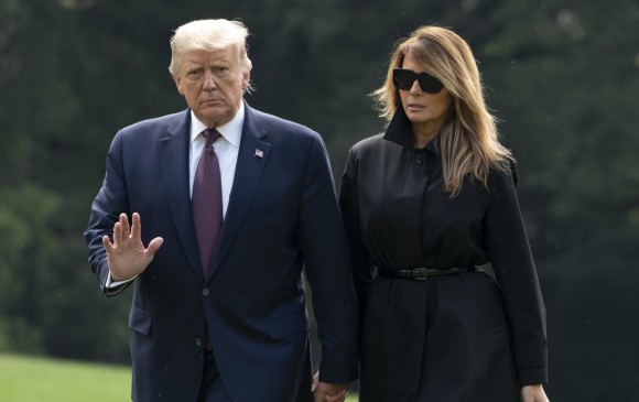 Foto tomada el 11 de septiembre de 2020. El presidente estadounidense, Donald Trump, y la primera dama, Melania Trump, regresan a la Casa Blanca en Washington. FOTO AFP