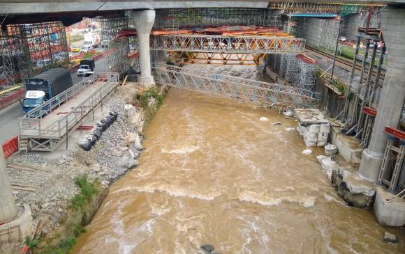 La calzada izquierda de la autopista Sur, cerrada desde el viernes, fue reabierta en la mañana de este lunes. FOTO JAIME PÉREZ