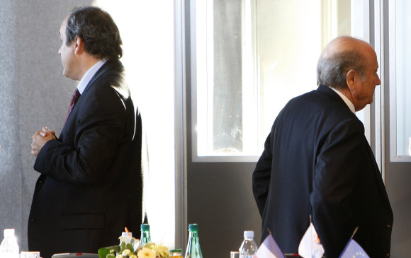Joseph Blatter (derecha) y Michel Platini confirmaron ayer, tras conocer el veredicto del Comité de Ética de la Fifa, que apelarán la suspensión ante el Tribunal de Arbitraje Deportivo. FOTO AP