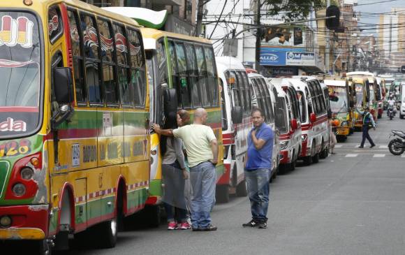 Los conductores y dueños de buses de Itagüí protestan por el vencimiento de su tarjeta de circulación. FOTO JUAN ANTONIO SÁNCHEZ