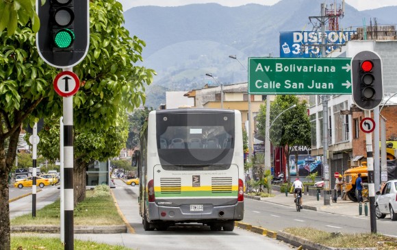 Los actuales buses articulados y padrones (foto) funcionan con gas. El acuerdo del Concejo ordena que se vayan cambiando por eléctricos, cuya operación es menos costosa. FOTO Juan A. Sánchez